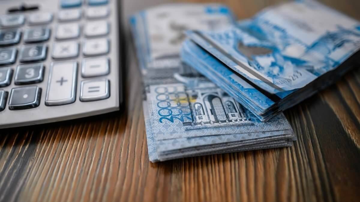 Инфляция съедает экономический рост Казахстана Токаев Президент Касым Жомарт Токаев назвал инфляцию одной из главных проблем Детали Президент заявил что высокая инфляция съедает рост экономических показателей и доходов населения Готового рецепта решения данной проблемы не существует С ней сталкивается большинство государств и она по сути универсальна Но в наших условиях приобрела особенно острый характер Нужно вырваться из этого макроэкономического заколдованного круга Правительство и национальный банк должны действовать как одна команда с учетом сложностей ситуации Сейчас не время заниматься перетягиванием каната сказал он t me ulysmediatg