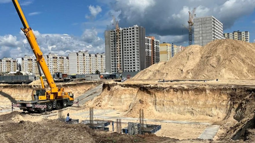В Боровом стартовало строительство поликлиники Здание будет шестиэтажным. Там разместят взрослое и детское отделения, дневные стационары, женскую консультацию, стоматологические кабинеты и лаборатории. Закончить объект должны во второй половине 2027 года.