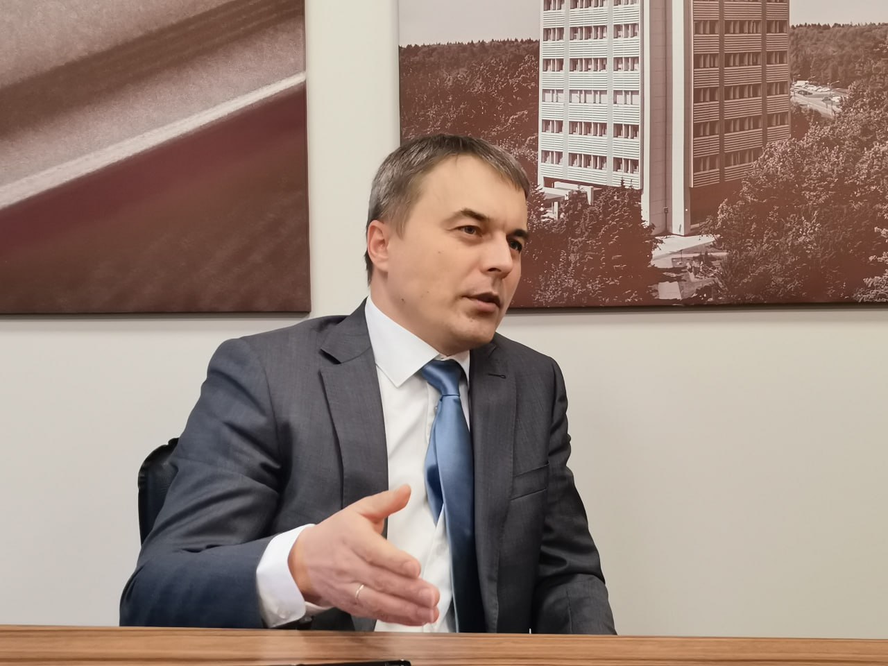 Зеленоградские предприятия НИИМЭ и НИИТМ собрали первые в России установки для ключевых операций производства микросхем В нашем городе завершили разработку и сборку первых в России кластерных систем для процессов плазмохимического осаждения ПХО и плазмохимического травления ПХТ оборудование без которого невозможно современное производство микросхем НИИМЭ обеспечил инфраструктуру и испытания включая чистые помещения и отработку процессов а НИИТМ разработал само оборудование и участвовал в испытаниях На фото их руководители Александр Кравцов и Михаил Бирюков Подробности ПХО это нанесение тонких диэлектрических плёнок с помощью плазмы в промышленности близкий термин PECVD а ПХТ плазменное вытравливание слоёв по рисунку после литографии Это базовые операции на которых держатся многие шаги техпроцесса без осаждения и травления нельзя построить слоёный пирог микросхемы и сформировать структуры нужной геометрии Кластерная архитектура позволяет объединять несколько технологических камер и перемещать пластины между ними без контакта с воздухом под вакуумом что считается мировым стандартом для таких операций Установки рассчитаны на обработку кремниевых пластин диаметром 200 и 300 мм и могут использоваться в линиях для выпуска микросхем по нормам до 65 нм Полученные базовые процессы и модульная платформа задел для адаптации под существующие линии и для движения к более современным техпроцессам включая 28 нм Отдельный смысл проекта заключается в переходе на 300 мм пластины у них примерно в 2 25 раза больше площадь чем у 200 мм а значит выше потенциальный выход кристаллов с одной пластины и лучше экономика производства при прочих равных В пресс релизах проекта звучит тезис что российские организации вошли в пятёрку компаний в мире с компетенциями такого класса Независимого публичного рейтинга который подтверждал бы именно такую формулировку в открытых источниках найти не удалось это скорее оценка авторов проекта При этом понятно с каким классом техники сравнивают разработку в мире такие установки для нанесения слоёв и плазменного травления на 300 мм пластинах делают в основном крупнейшие поставщики оборудования для фабрик микросхем например Applied Materials Lam Research и Tokyo Electron Что это даст Зеленограду Для города это история не столько про конкретное железо сколько про закрепление здесь редкой компетенции по разработке оборудования для одного из ключевых процессов в микроэлектронике Если установки пойдут в внедрение и серию это означает и новые заказы для зеленоградских предприятий производство сервис модернизацию обучение персонала и кооперацию с поставщиками компонентов zelenogradru