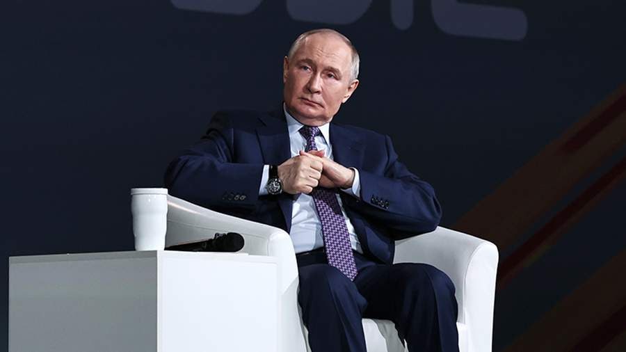 Путин: Национализм является первой стадией нацизма, в отличие от патриотизма. "Любить свою Родину — это не значит ненавидеть других, а национализм подпитывается именно ненавистью к другим странам и другим народам", — сказал президент России на встрече с участниками просветительского марафона "Знание. Первые".