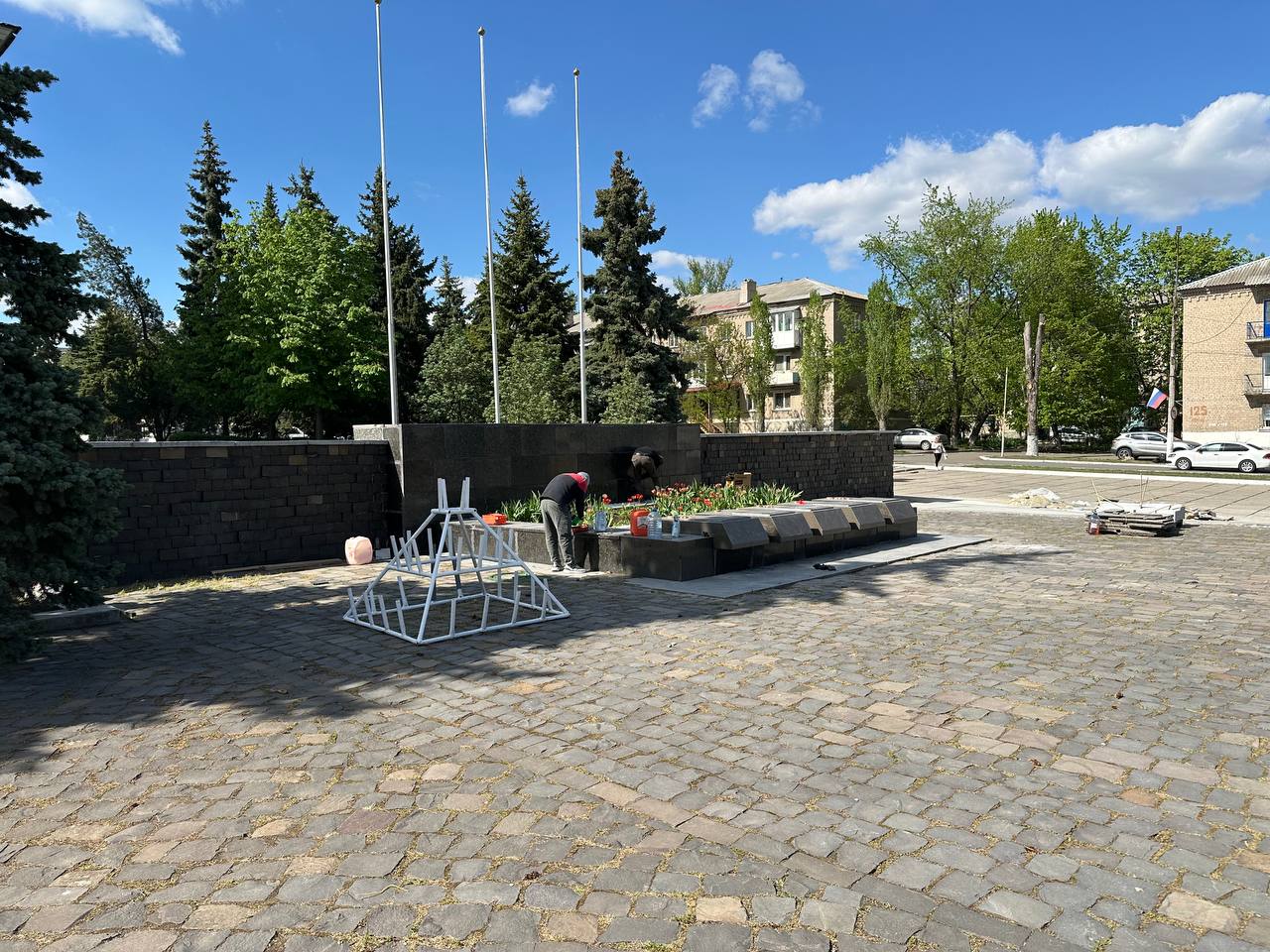 Глава городского округа провел инспектирование работ по подготовке к майским праздникам Сегодня Глава городского круга совершил рабочую поездку по территории города с целью ознакомления с ситуацией по подготовке муниципального образования к празднованию 80-летия Победы в Великой Отечественной войне. В ходе поездки Глава городского округа обратил внимание на подготовку города к празднованию майских праздников. Он посетил сквер воинов-интернационалистов - памятник «Черный тюльпан», Мемориал «Слава» и проверил готовность данных объектов к праздникам. По итогам инспектирования был дан ряд поручений ответственным службам для активизации проводимых работ и обеспечения высокого качества подготовки к праздникам. Глава городского округа подчеркнул важность взаимодействия с жителями и призвал их активно участвовать в голосовании в рамках федерального проекта «Формирование комфортной городской среды» национального проекта «Инфраструктура для жизни», которое проводится в городе Ровеньки до 12.06.2025.