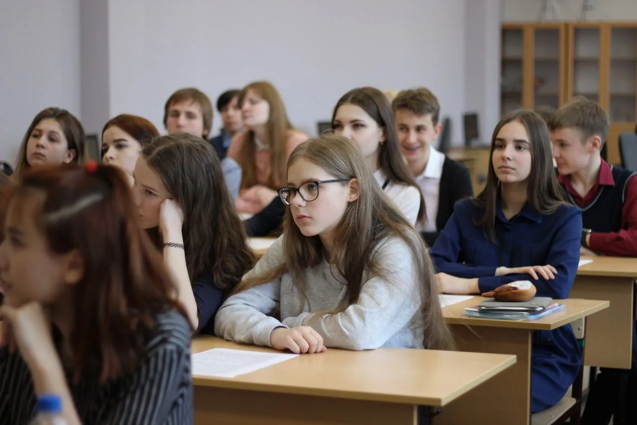 В школах Москвы появился курс по истории города для 5 7 классов Курс будет поделён на три части сообщил Сергей Собянин  В пятом классе история города с древнейших времён до середины XVI века  В шестом с середины XVI века до начала XX столетия  Последняя часть курса посвящена событиям новейшей истории их проходят в 7 м классе Среди ключевых рубрик Загадки Москвы Что скрывают названия Москва и москвичи Из них ребята узнают об исторических фактах происхождении столичных топонимов и выдающихся личностях связанных с историей города Подписаться на truekpru Читать нас в MAКС
