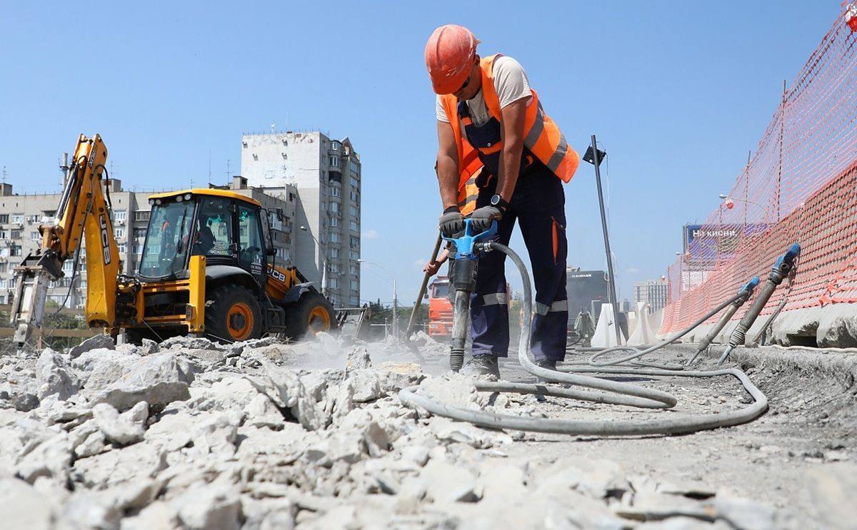 Проезд по Тургеневскому мосту в сторону Краснодара будут ограничивать до вечера 29 ноября Это нужно для демонтажа старых балок пролетного строения Каждое ограничение займёт не больше 10 минут Рабочие должны безопасно выполнить демонтаж Кубанские Новости   Мы в MAX