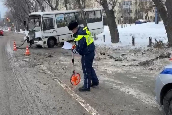 Автобус с пассажирами врезался в дерево на улице Малышева в Екатеринбурге  Четыре человека пострадали в воскресенье утром, 22 декабря в Екатеринбурге в результате ДТП с маршрутным автобусом ПАЗ 70 маршрута, сообщили в Госавтоинспекции по уральской столице.     Авария произошла около 09:15 на улице Малышева, 107.  По предварительной информации водитель автобуса ПАЗ, двигаясь по маршруту 70 «Парк Хаус — пос. Мичуринский  сады », не обеспечил контроль за дорогой, вследствие чего допустил наезд на дерево.  В результате ДТП пострадали четыре человека: водитель 1986 г. р. и три пассажира автобуса: женщины 1953 г. р. и 1978 г. р. и мужчина 1991 г. р.  С травмами различной степени тяжести пострадавшие доставлены в лечебные учреждения.  Всего в момент аварии в салоне находилось 10 пассажиров.  В каком состоянии находился водитель, будет установлено в медицинской организации по месту его лечения.   По факту происшествия полиция проводит проверку.