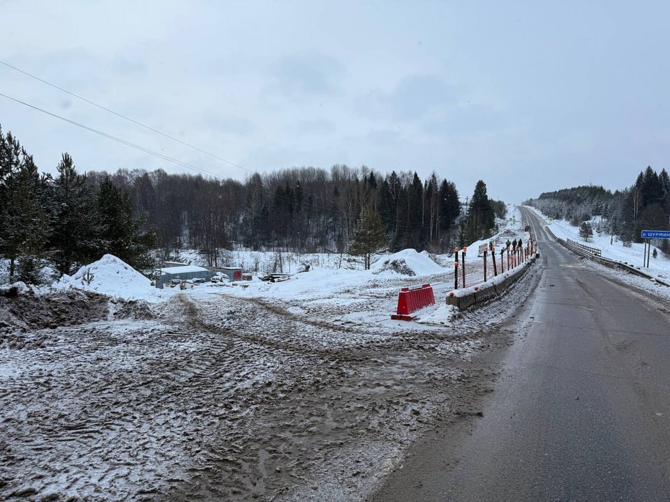 В Кировской области в 2025 году планируют отремонтировать пять мостов. Будут ремонтировать мосты:   через реку Шурминка на дороге Киров — Малмыж — Вятские Поляны в Уржумском районе,  через реку Полой на дороге Киров — Малмыж — Вятские Поляны в Кирово-Чепецком районе,  через реку Воя на дороге Кырчаны — Нема — Кильмезь в Немском округе,  через реку Кокшага на дороге Криуша — Советск — Лебяжье — Вершинята в Советском районе,  через реку Люга на дороге Сосновка — Усть-Люга — Кизнер в Вятскополянском районе.