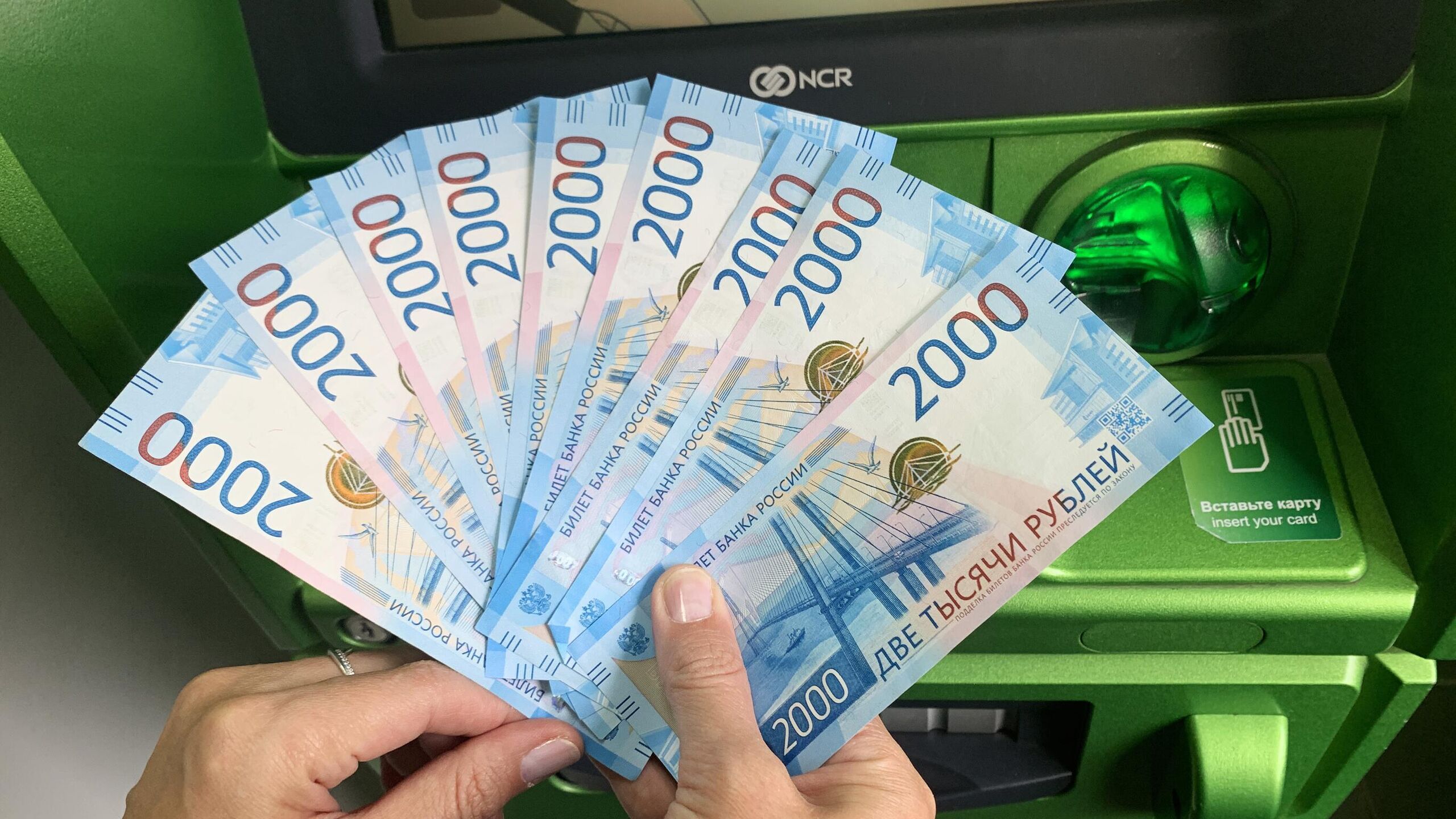 Количество регионов где средняя зарплата превышает 100 тысяч рублей в октябре составило 14 при этом годом ранее их было 12 следует из анализа РИА Новости статистических данных Средняя ежемесячная зарплата в середине осени в России составила 99 7 тысячи рублей против 86 6 тысячи годом ранее При этом количество регионов где россияне зарабатывают более 100 тысяч рублей за год выросло на два до 14 Самые высокие трудовые доходы получали жители Чукотки 209 4 тысячи рублей Магаданской области 179 7 тысячи и в Москве 173 7 тысячи Эти регионы возглавляли список и годом ранее однако Москва и Магаданская область поменялись местами В пятерку также входит Ямало Ненецкий автономный округ где средняя зарплата составляла 168 2 тысячи рублей а также Камчатка с 165 тысячами рублей Десятку замыкали Сахалин 142 6 тысячи рублей Ненецкий автономный округ 138 2 тысячи Якутия 137 8 тысячи Ханты Мансийский автономный округ 125 тысяч и Мурманская область 122 8 тысячи