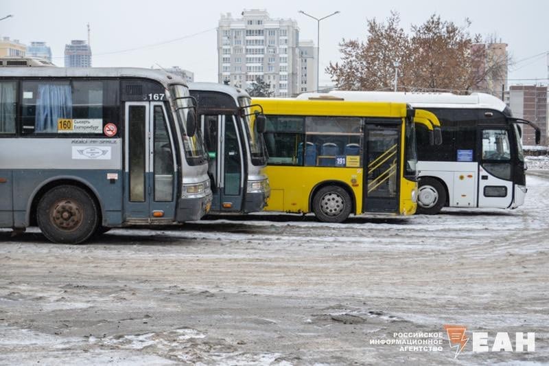 Онлайн-отслеживание запустят для межрейсовых автобусов в Свердловской области  Минтранс региона представил сервис «Свердловский транспорт». Приложение предназначено для отслеживания автобусов.  С помощью нового приложения можно быстро получить информацию о местоположении автобуса. Например, можно узнать актуальное расписание на нужную дату, получить прогноз прибытия автобуса на остановку и уведомление о скором прибытии.