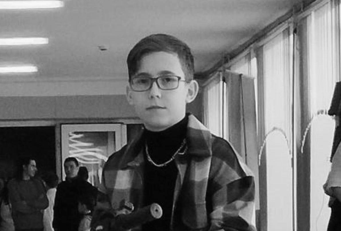 Сегодня в Уфе похоронили 14-летнего Дамира, который год назад пропал вместе с другом. Его тело нашли в июне, но не сразу смогли установить, действительно ли это он.  Чтобы определить понадобилась ДНК-экспертиза. В итоге было установлено, что это точно Дамир.  Папа мальчика, пока шли поиски, скончался. Мужчина просто не выдержал. Мама Дамира от общения с журналистами с тех пор отказывалась. В марте ее заметили на съемках шоу с экстрасенсами, где она просила о помощи.