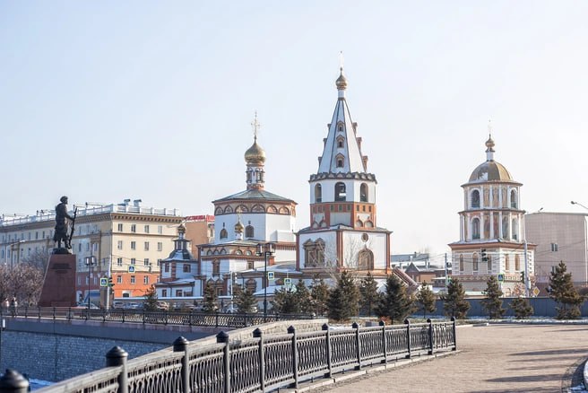 Центр города засияет — на 10 зданиях появится архитектурная подсветка В Иркутске подсветят сразу десять знаковых зданий на улицах Карла Маркса, Ленина и Сухэ-Батора, в том числе на Богоявленском соборе, Спасской церкви, Католическом костеле, главном корпусе Госуниверситета и «Белом доме», здании ТЮЗа на перекрестке с Дзержинского. — Для туристов это места притяжения <...> Подсветка придаст зданиям новые образы в темное время суток, — цитирует мэрия главу города Руслана Болотова. Сейчас идет выбор подрядчика.Стоимость проекта — 126 млн рублей. Примерно столько же тратят на ремонт целых улиц: Рабочая — 112 млн Чапаева — 114 млн Чернышевского — 124 млн Участвуй в розыгрыше