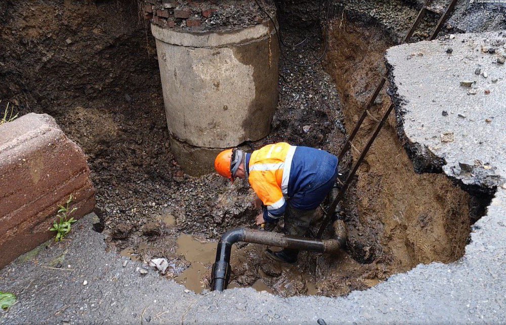 В Кемерове обновляют элементы системы водоснабжения Идёт ремонт коммунальной инфраструктуры в Кировском и Рудничном районах областного центра. Основная задача коммунальщиков — своевременно подготовить систему ЖКХ к предстоящему сезону. В рамках подготовки проводится обновление инфраструктуры. Такая подготовка очень важна для бесперебойной работы систем жизнеобеспечения в любое время года. Специалисты АО «КемВод» заменяют изношенные участки водопроводных труб на современные и долговечные. Так, на улице Металлистов, 14-17 заменят 76-метровый стальной водопровод, построенный 30 лет назад, на полиэтиленовую трубу с ресурсом эксплуатации до 50 лет.