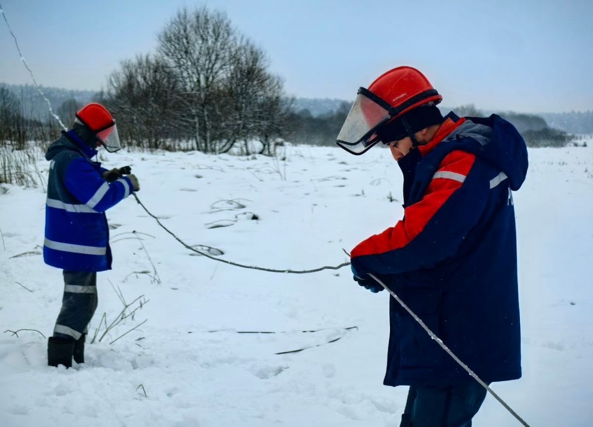 Энергетики Калугаэнерго восстанавливают локальные нарушения электроснабжения небольшой части потребителей региона   kaluganews ru fn 1782849 html Специалисты Россети Центр и Приволжье Калугаэнерго оперативно восстанавливают электроснабжение потребителей региона нарушенное из за неблагоприятных погодных условий метели аномального снегопада усиления ветра с порывами до 17 м с   Прислать новость Подписаться