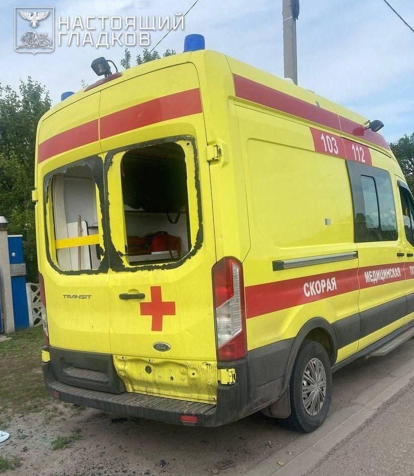 Автомобиль скорой помощи выбрали целью вэсэушники в Белгородской области, ударив по машине дроном.  Мирный житель и три медработника ранены, сообщил глава региона Гладков.  #Белгородская #ПреступленияВСУ