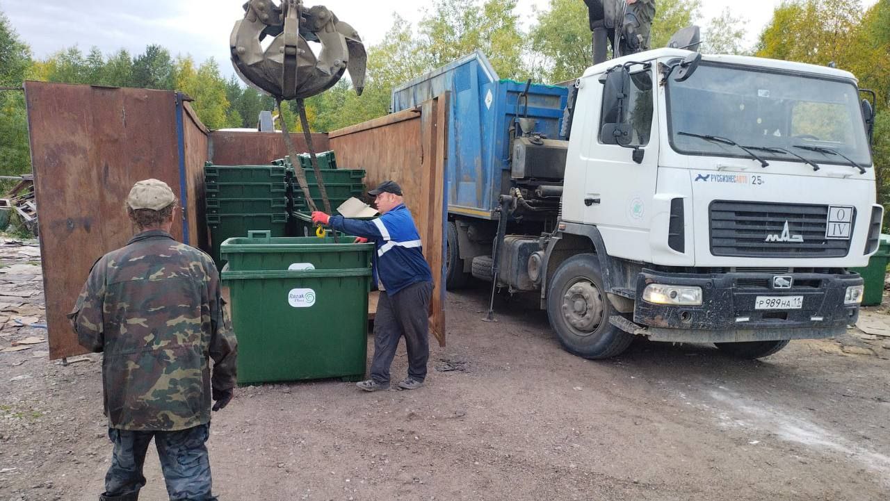 Региональный оператор Севера помог жителям Щельяюра.  Часть баков, приобретенных Регоператором, установлена в этом поселке в прошлом году, а в текущем - полезная миссия продолжается.  Сейчас представители Регоператора устанавливают дополнительные емкости на территории этого населенного пункта района, чтобы профилактировать возникновение свалок.  Благодарю нашу структуру по обращению с ТКО за поддержку ижемцев.  И напомню: в 2023 году Региональный оператор Севера установил в разных муниципалитетах более 6 тысяч контейнеров для твёрдых коммунальных отходов и бункеров - для крупногабаритного мусора.   Пластиковые контейнеры хорошо зарекомендовали себя в условиях суровой северной зимы, но иногда они страдают от действий вандалов и неправильного использования.  Поэтому прошу жителей ценить эти дорогие емкости: обращайтесь бережно, чтобы они прослужили много лет.  А управленцам жилфондом и местным властям в городах и районах еще раз напоминаю о необходимости обустройства скатов на контейнерных площадках: только на этих условиях Регоператор готов помогать с закупкой современных баков на колесиках.