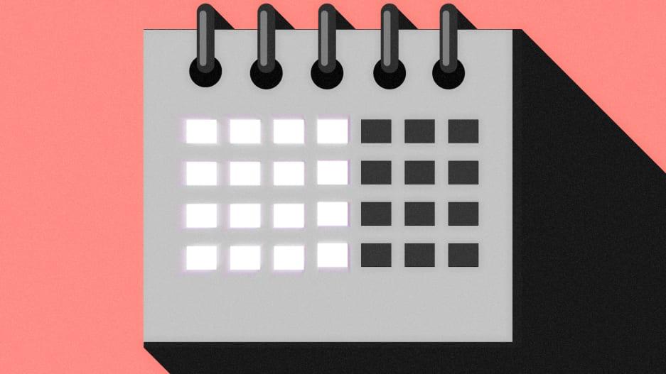 Введение четырехдневной рабочей недели для всех работников в России нереализуемо Такое мнение в беседе с РИА Новости выразил профессор кафедры психологии и развития человеческого капитала факультета социальных наук и массовых коммуникаций Финансового университета Александр Сафонов Во первых для сохранения объема ВВП в прежних параметрах потребуется либо увеличение производительности труда не менее чем на 20 либо привлечение дополнительной рабочей силы в 14 млн человек Во вторых по его словам сохранение объемов ВВП при гипотетической возможности привлечь 20 нового персонала без роста производительности труда приведет к сокращению зарплаты что невозможно Источник РИА Новости