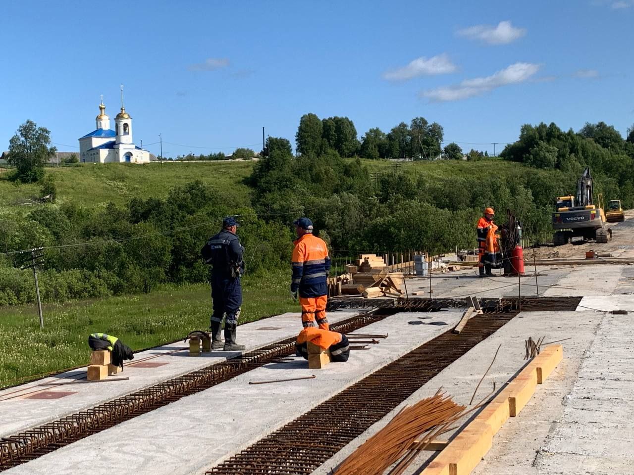 В Приморском округе капитальный ремонт моста через Лявлю подходит к завершающей стадии. Дорожные работы на объекте, который расположен на 33-м километре автодороги Архангельск – Мезень, проводятся в рамках нацпроекта «Инфраструктура для жизни».   На сегодняшний день общая техническая готовность сооружения составляет порядка 70%. Уже сформирован скелет обновленного моста – буквально накануне подрядчик завершил монтаж балок пролетного строения. На поверхности полотна сейчас выполняется армирование межбалочных швов – это один из важнейших этапов капитального ремонта мостов. Затем специалисты приступят к бетонированию.   Работы на объекте выполняются в соответствии с графиком, но контроль за подрядчиком не сбавляем. Всего в этом году в Архангельской области в рамках нацпроекта будет приведено в нормативное состояние 10 мостов, три из которых расположены на участках опорной сети.