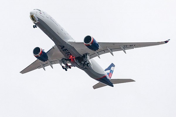 Аэрофлот увеличивает частоту рейсов на Бали в новогодние праздники Аэрофлот увеличивает частоту рейсов на Бали на новогодние праздники до 4 в неделю С 26 декабря по 17 января авиаперевозчик будет выполнять дополнительный рейс с вылетом из Москвы по пятницам и обратно из Денпасара по субботам Продажа билетов открыта Об этом сообщает AVIA RU Как напоминают в компании рейс между Москвой и островом Бали один из самых протяженных в маршрутной сети Аэрофлота На воздушной линии задействован широкофюзеляжный лайнер Airbus A350 в трехклассной компоновке Эконом Комфорт Бизнес С актуальным расписанием можно ознакомиться на сайте авиакомпании aviaru net n290600