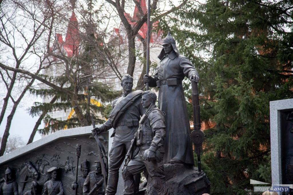 Сегодня в Благовещенске Амурской области открыли новый воинский мемориал. По словам губернатора Василия Орлова, монумент символизирует «преемственность поколений защитников Отечества». Выглядит внушительно, но позвольте: какую преемственность символизирует боец времен Гражданской войны? Преемственность братоубийственной резни? И точно ли он защищал Отечество, а не мировую коммунистическую революцию? Напомним, само слово «Отечество» в СССР было под негласным запретом до 30-х гг., потому что «пролетариат не может любить того, чего у него нет; у пролетариата нет отечества» с Ленин. И ведь это даже не реставрация старого советского монумента – всё придумано с нуля. Губернатор Орлов не состоит в КПРФ, а СССР он застал лишь подростком. Очередное напоминание, что нынешняя российская власть элементарно не воспринимает себя частью тысячелетней истории России, упорно отсчитывая свое существование с октября 1917 года и низводя тем самым российскую государственность до одного уровня с какой-нибудь Эстонией.