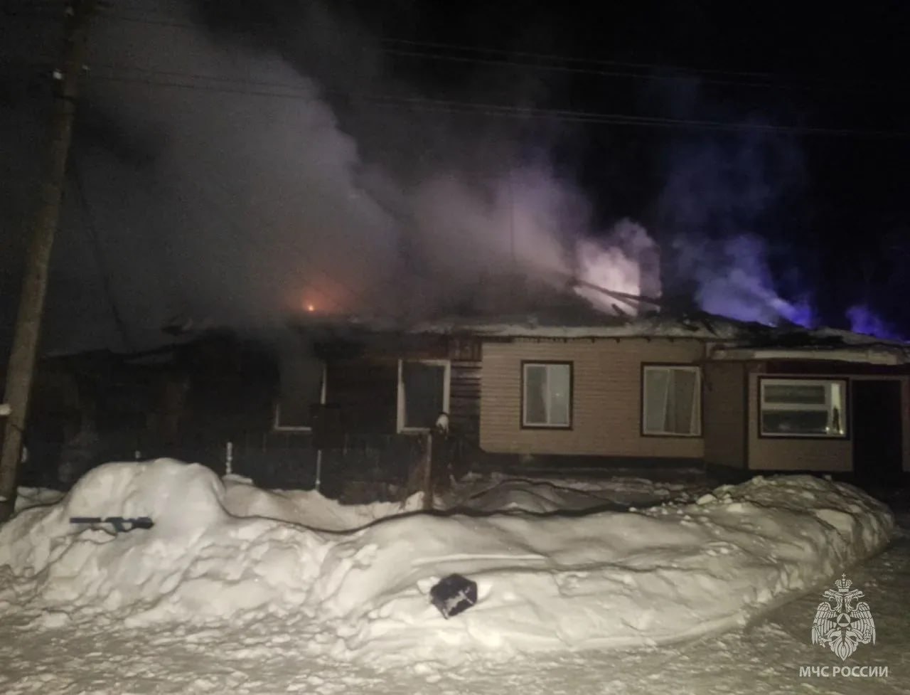 При пожаре в Аше погиб ребенок В ночь на 15 января в посёлке Кропачево Ашинского округа произошёл пожар в многоквартирном жилом доме барачного типа на улице Свердлова К моменту прибытия пожарных горела кровля здания и одна из квартир К сожалению спасти удалось не всех В огне погибла девочка 2018 года рождения Самостоятельно эвакуироваться смогли 9 человек в том числе пять жильцов из горящей квартиры Среди них трое детей 2012 2022 и 2023 годов рождения которые не пострадали Открытое горение было ликвидировано пожарными на площади 200 квадратных метров Для оказания помощи родственникам погибшего ребёнка на месте работает психолог МЧС России Для установления причины происшествия на место направлена испытательная пожарная лаборатория подчеркнули в ГУ МЧС России по Челябинской области eugenejut