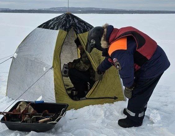 О безопасности на льду напомнили рыбакам Челябинска Рыбакам на Шершневском водохранилище напомнили о безопасности на льду Рейды провели сотрудники МЧС России а рыбаки охотно пообщались с ними Для любителей подледного лова подготовили специальные памятки о безопасности А старший государственный инспектор по маломерным судам Главного управления МЧС России по Челябинской области Виктор Жигун напомнил основные правила Для обогрева палатки необходимо использовать исправное газовое оборудование а во избежание отравления угарным газом своевременно ее проветривать Не выходить за рыбным уловом в состоянии алкогольного опьянения а на случай нештатной ситуации иметь при себе веревку и приспособление для самоспасения напомнил Жигун Подписаться на vecherchel   Поддержать Читать в Мах