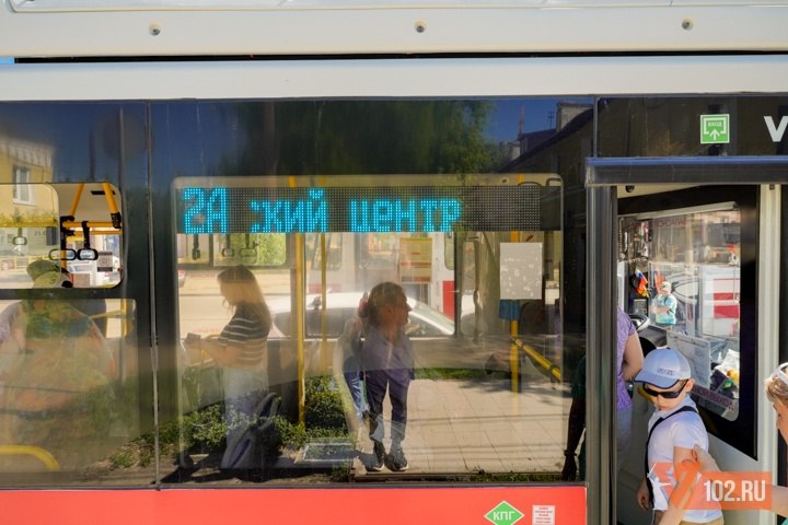 В Волгограде оставшийся без трамвая Ангарский с 21 июля усилят автобусами На компенсационный автобусный маршрут Школа №36» - «Детский центр» в Волгограде с направят дополнительный транспорт, передает V102.RU. - Уже с понедельника, 21 июля, на данное направление дополнительно выйдут три единицы подвижного состава среднего класса вместимости, приобретенные муниципалитетом в текущем году, - сообщили в администрации Волгограда. - Данное решение позволит сократить интервал движения по маршруту до 12 минут в часы пик и до 15 минут в межпиковое время. Автобусы будут отправляться от конечной остановки в Дзержинском районе в будние дни с 5.30 утра. Вечером последний рейс назначен на 21.30. От «Детского центра» утром можно будет уехать в 6.30, а вечером последний автобус в сторону остановки «Школа №36» уйдет в 23.30.