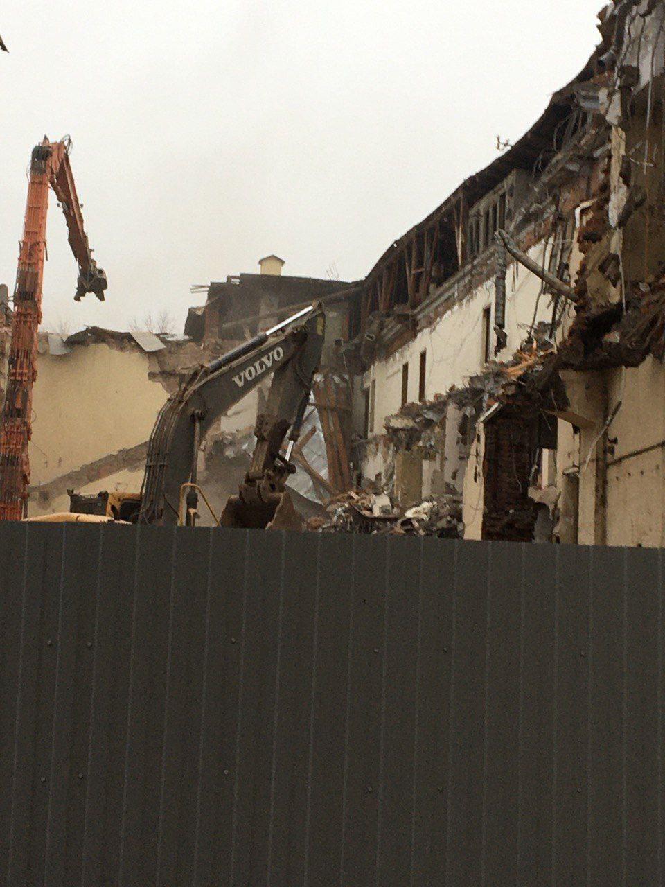 Дом Лапина на Рижском проспекте начали сносить Компания Setl Group начала снос исторической части дома построенной в 1840 году сообщили сегодня градозащитники в телеграм канале SOS СПб СНОС Бумага обратилась за комментарием в Setl Group но на момент публикации ответа не получила Сейчас комитет по охране памятников КГИОП рассматривает заявление активистов о признании дома объектом культурного наследия Пока КГИОП не вынес решение об отказе снос здания незаконен указывают активисты Детали Вечером 3 декабря градозащитники рассказали что застройщик начал сносить построенную в советские годы часть здания на Рижском проспекте 24 А сегодня компания приступила к сносу постройки времен первой половины XIX века Активисты призывают Следственный комитет остановить снос и отмечают что ранее ведомство сняло со здания статус вещдока в уголовном деле против КГИОП Контекст Еще в 2021 году КГИОП выдал заключение позволяющее снести историческое здание Закон 820 7 об объединенных зонах охраны запрещает сносить дореволюционные дома однако комитет считает что здание значительно реконструировали в послевоенный период и оно потеряло свой первоначальный облик Градозащитники пытались оспорить решение а также проводили протестные акции Однако суды в вопросе статуса дома Лапина неизменно остаются на стороне КГИОП При этом Госстройнадзор в начале 2022 го запретил снос здания А Следственный комитет по поручению главы ведомства Александра Бастрыкина возбудил из за подготовки к сносу уголовное дело против КГИОП В сентябре 2023 года снос дома признал законным Третий кассационный суд Петербурга Спустя год стало известно что дочернему предприятию Setl Group компании Цесма выдали разрешение на реконструкцию здания под жилой многоквартирный комплекс Фото SOS СПб СНОС Подписывайтесь на Бумагу и предлагайте новости