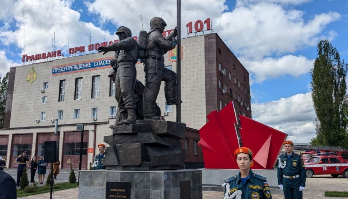 Если потереть сапог статуи, то пожара у вас не случится: в Липецке открыли памятник "Пожарным и спасателям"     В Липецке 30 апреля на улице Папина, 2а, возле здания Главного управления МЧС России по Липецкой области открыли памятник «Пожарным и спасателям».  ↗  Прислать новость   Подписаться