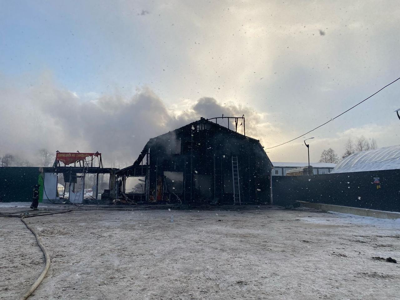 Прокуратура начала проверку после пожара в поселке Усть-Луга  Кингисеппская городская прокуратура инициировала проверку по факту пожара в кафе в поселке Усть-Луга. Об этом сообщили в пресс-службе прокуратуры Ленинградской области.  Напомним, днем 16 февраля в двухэтажном здании кафе в поселке Усть-Луга произошел пожар. Как сообщают местные СМИ, в результате случившегося пострадали шесть человек.  «В рамках надзорных мероприятий будет дана полная и всесторонняя оценка деятельности юридического лица и контролирующих органов. В случае выявления нарушений будут приняты меры прокурорского реагирования»,— отметили в пресс-службе ведомства.  Как позднее сообщили в Telegram-канале ГСУ СК РФ по Ленинградской области, по факту случившегося возбуждено уголовное дело. Речь идет о ч. 2 ст. 238 УК РФ  оказание услуг, не отвечающих требованиям безопасности жизни и здоровья потребителей, повлекших по неосторожности причинение тяжкого вреда здоровью человека .  Фото: ГСУ СК РФ по Ленинградской области