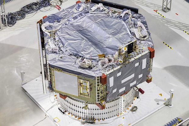 КОСМОС НАСА ЗАВЕРШИЛО ПОСТРОЙКУ ТЕЛЕСКОПА ROMAN Центр космических полетов имени Годдарда НАСА в конце ноября завершил строительство инфракрасного космического телескопа Nancy Grace Roman Запустить обсерваторию планируется в мае 2027 года при помощи сверхтяжелой ракеты SpaceX Falcon Heavy в точку Лагранжа L2 системы Солнце Земля Одно из основных предназначений Roman поиск и изучение экзопланет ФОТО NASA Chris Gunn аврорамедиа космос Информационная экосистема АВРОРА  МЕДИА МЕДИА НОВОСТИ РЕГИОН ЛАЙФ СПОРТ ГЕРЛЗ ХАЙТЕК ПЕРСОНЫ ИНСАЙД КРИМИНАЛ МОЛОДОСТЬ LIVE Медиа ресурсы АВРОРА  МЕДИА TELEGRAM VK ВИДЕО RUTUBE YOUTUBE ДЗЕН