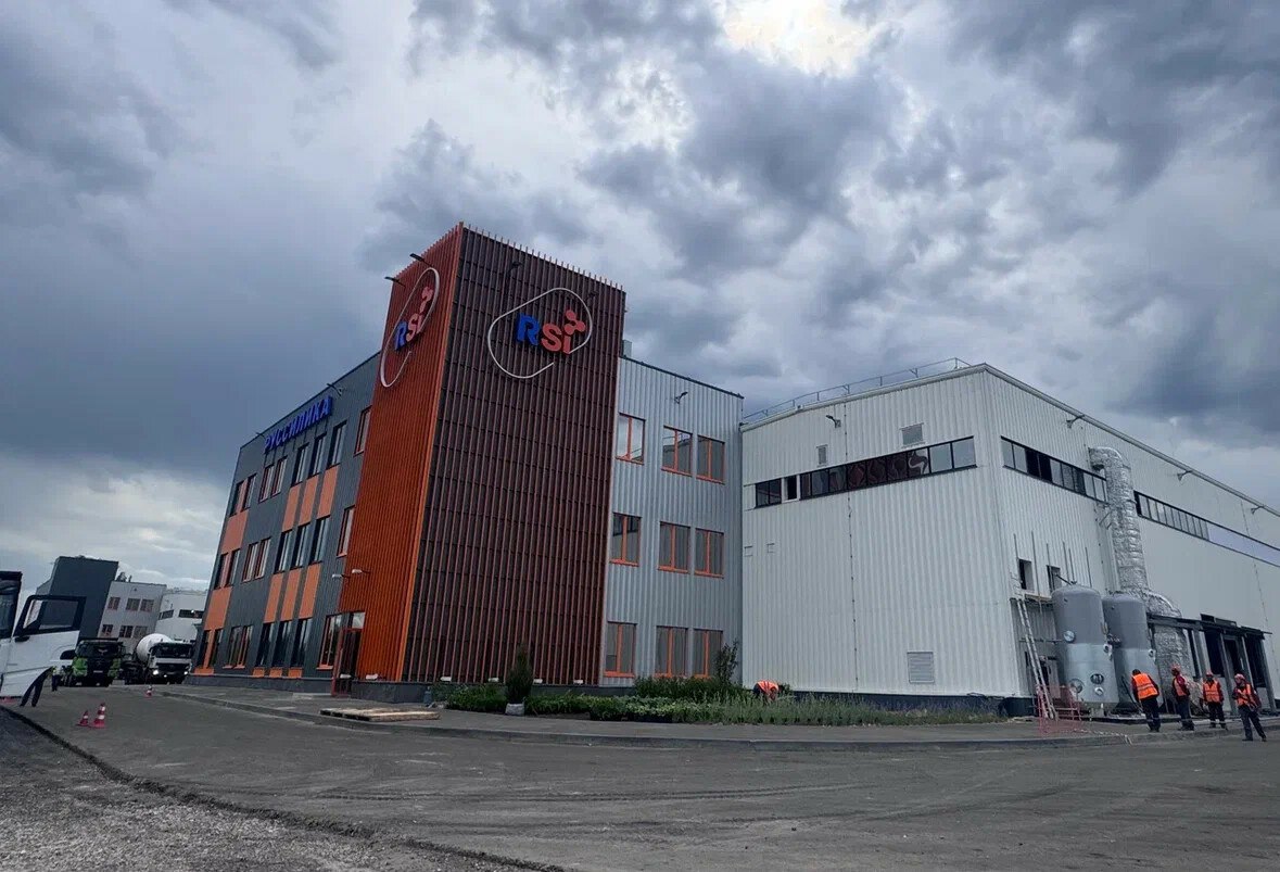 В особой экономической зоне «Кулибин» Нижегородская область начал работу завод «РусСилика», выпускающий микронизированные силикагели и стабильные силиказоли. Общий объем инвестиций в проект превысил 21 млрд рублей, из которых 5 млрд рублей предоставил Фонд развития промышленности ФРП на закупку оборудования.