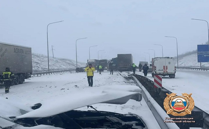 В Ростовской области перекрыли трассу М4 Дон из за ДТП с грузовиками В Миллеровском районе на 858 м километре трассы М4 Дон произошло ДТП с грузовиками Как сообщил в Telegram канале ГК Автодор движение в сторону Ростова временно перекрыто Водителям предложили несколько путей объезда на 856 м километре в Ростов и 861 м километре из Ростова через транспортную развязку на Миллерово Фото из telegram канала отдела пропаганды региональной Госавтоинспекции новости ростовскаяобласть Подпишись на donnewsru