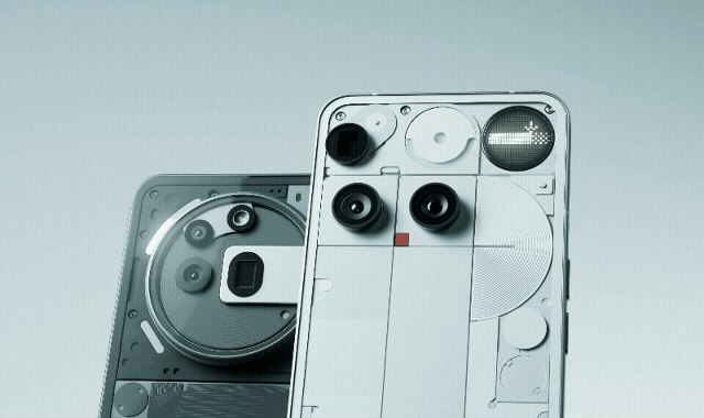 Nothing начала обновлять смартфоны до Android 16 и добавила индикаторы прогресса на заднюю панель Компания Nothing объявила о начале обновления смартфонов доNothing OS 4 0 с Android 16 помимо обновлённой платформы устройств получат некоторые уникальные функции в том числе собственную реализацию Google Live Updates Обновив устройства до Nothing OS 4 0 на основе Android 16 владельцы смартфонов Nothing смогут отслеживать доставку или таймеры при помощи интерфейса Glyph на актуальном флагмане Phone 3 это матричный дисплей а на бюджетом Phone 3A и более старых моделях световые индикаторы В исходном виде индикаторы Live Updates смогут также отображаться на экране блокировки устройства Ещё одним нововведением от Nothing станет платформа Essentials пользователи смогут по текстовому описанию создавать при помощи искусственного интеллекта собственные виджеты