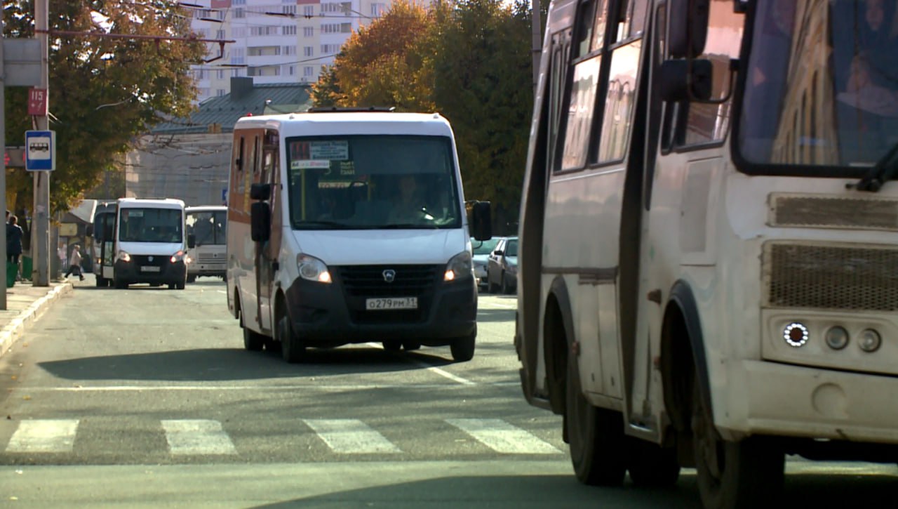 Проезд в общественном транспорте Орла с 2026 года может подорожать на 4 рубля Сегодня на заседании профильного комитета горсовета обсудили эту тему и поддержали Как сообщил заместитель мэра Орла Алексей Степанов новые тарифы вступят в силу с 1 января 2026 года При наличном расчете поездка будет стоить 36 рублей При безналичной оплате 33 рубля Также на 4 рубля подорожает провоз багажа Во время обсуждения темы говорили что даже после повышения стоимость проезда в Орле останется ниже чем например в Смоленске 38 руб и Воронеже 37 руб Но в Белгороде и Тамбове например цены за проезд ниже Как пояснил зам мэра Орла в Белгороде транспортное предприятие полностью находится в областной собственности что влияет на стоимость проезда Окончательное решение Орловский городской Совет примет на общем заседании 21 ноября Perviy Oblastnoi Мы в МАХ