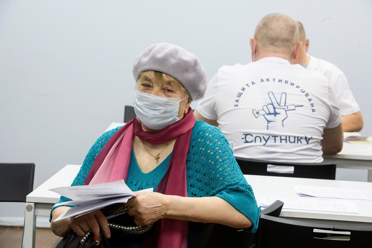 Украла куртку в поликлинике  В Якутске раскрыта кража, произошедшая в одной из столичных поликлиник. Подозреваемой оказалась 68-летняя женщина.   Как сообщает МВД России «Якутское», в полицию обратилась местная жительница, которая рассказала, что в больнице у нее украли верхнюю одежду. Выяснилось, что, ожидая своей очереди у кабинета врача, она сложила в сумку подстежку от своей куртки и оставила ее на диванчике без присмотра. За этим наблюдала пожилая посетительница медицинского учреждения. Когда хозяйка сумки отошла, женщина схватила вещь и спрятала в свою сумку, после чего поспешно покинула место преступления.  Пожилую злоумышленницу задержали сразу после совершения кражи. Куртку вернули хозяйке. Было заведено уголовное дело по статье «Кража». Теперь пенсионерке грозит до пяти лет лишения свободы.  Фото: Булатов Алексей