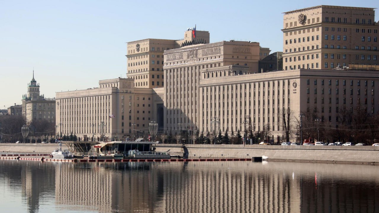 Минобороны России признали потерпевшей стороной по уголовному делу о хищении 12 квартир в Москве, предназначавшихся военнослужащим по контракту, говорится в материалах.  Неустановленные лица "незаконного приобрели права собственности на квартиры, совершив тем самым хищение федеральной собственности в особо крупном размере". Они использовали поддельные документы и выдавали себя за военных.  Все это произошло в 2019 году. Речь идет о квартирах в Новогиреево. Сумма ущерба — около миллиарда рублей.  В 2017 за это был осужден экс-начальник центральной жилищной комиссии МО Андрей Белоусов.