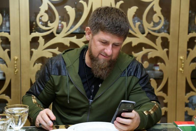 Поэт вырвался наружу Глава Чечни Рамзан Кадыров ответил стихами на подозрение со стороны СБУ Публикация появилась в его телеграм канале Сижу я значит ем печенье Читаю новости и вдруг Мне стало не до развлеченья Тревожно стало все вокруг Одно агентство непрестижное Страны с заглавной буквой У Твердит что на меня обижена Дворняга с кличкой СБУ Всего стихотворение включает в себя 9 абзацев