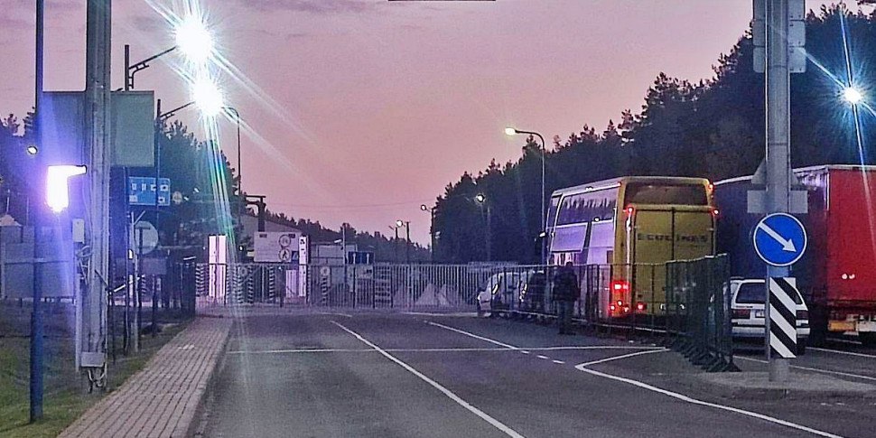 Литва закрыла движение через оба пункта пропуска на границе Этой ночью Литва закрыла движение с 03 00 через пункт пропуска Шальчининкай с белорусской стороны Бенякони и с 05 00 через пункт пропуска Мядининкай Каменный Лог сообщают таможенные органы Беларуси Уточняется что сейчас в электронной очереди на выезд из Беларуси в указанных пунктах пропуска уже зарегистрировано свыше 1500 грузовиков Это мера по обеспечению безопасности Литвы связанная с запуском воздушных шаров из Беларуси в Литву в ночное время В настоящее время движение и потоки через оба вышеупомянутых пункта минимальны Никаких особых событий или инцидентов связанных с закрытием пунктов ни на их территории ни на подходах к ним не наблюдалось до утра среды сообщает служба охраны государственной границы при Министерстве внутренних дел Литовской Республики