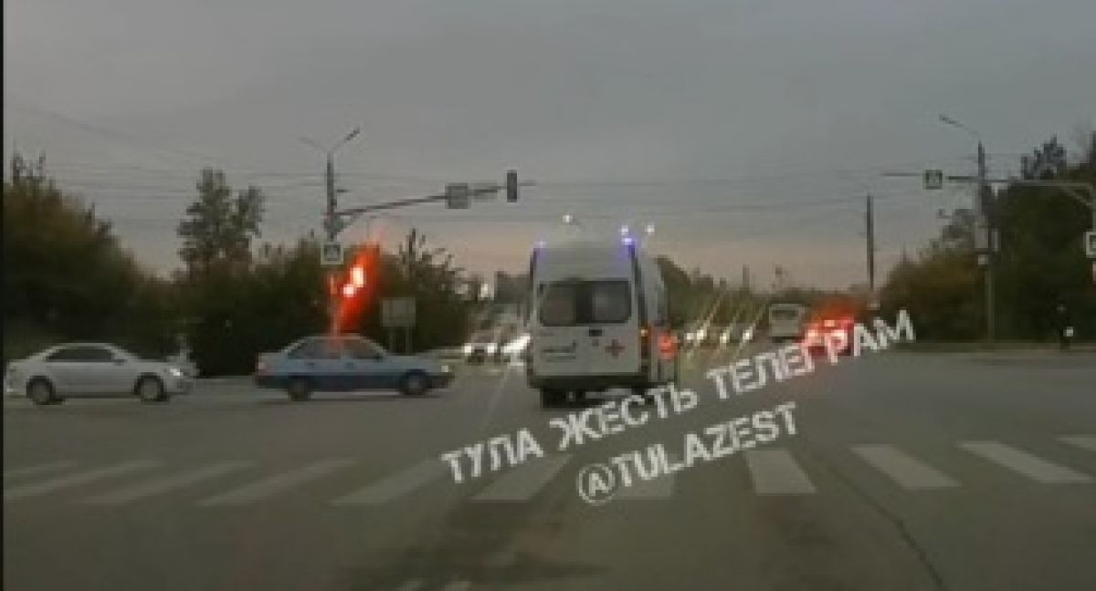 Туляки поделились кадрами с ДТП на улице Рязанской   newstula ru fn 1734048 html Туляки делятся кадрами с моментом аварии на улице Рязанской там легковушка столкнулась с каретой скорой помощи Инцидент произошел в районе 18 00   Прислать новость Подписаться