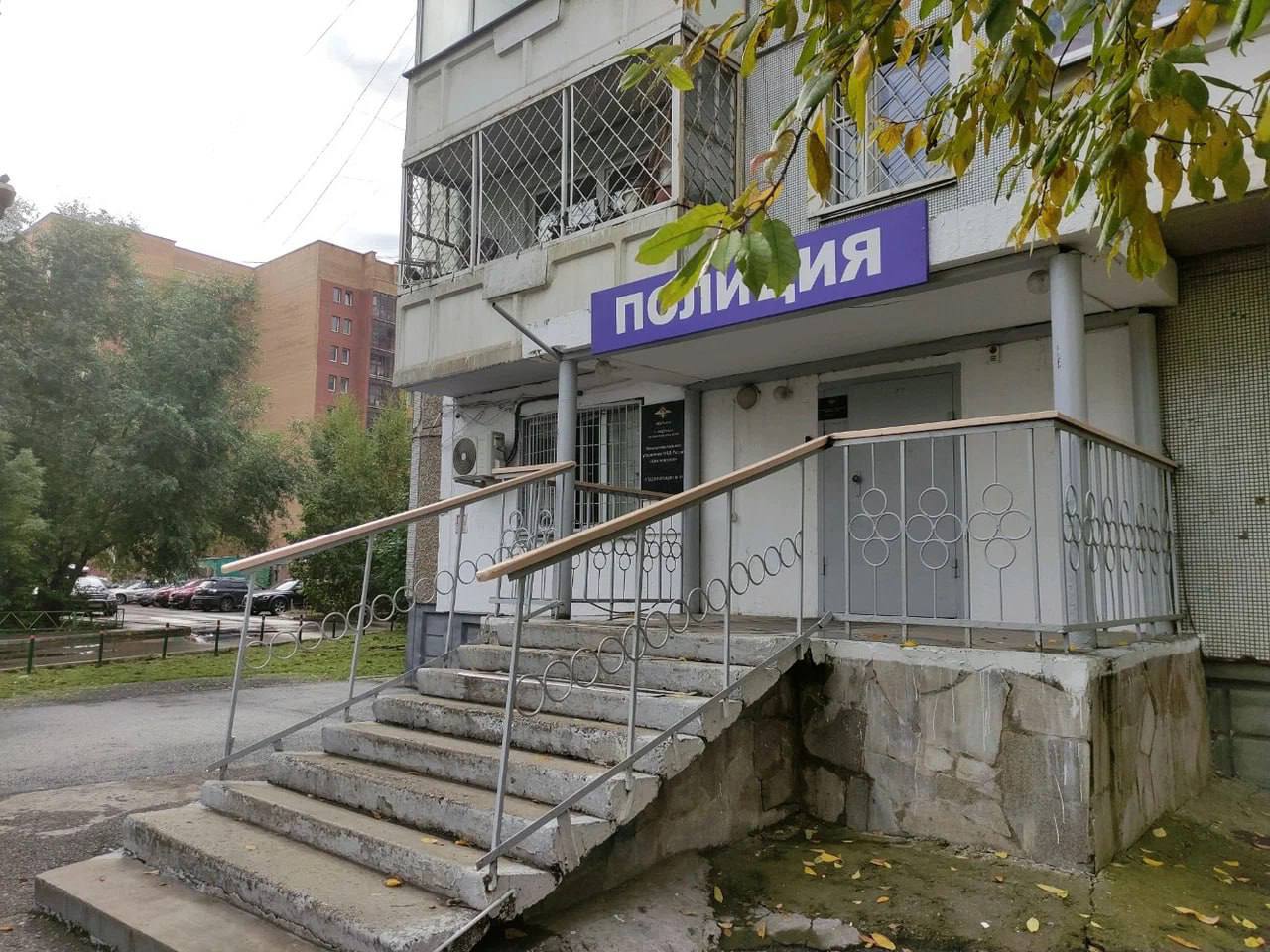 Прокуратура края утвердила обвинение начальнику уголовного розыска одного из отделов полиции Красноярска за «слитые» за 300 тыс. руб. данные из ведомственной базы В 2021 г. к начальнику отдела уголовного розыска ОП №11 МУ МВД России «Красноярское» обратился председатель КПК «Абаюд Инвест» с просьбой предоставить ему данные из ведомственной программы о наличии судимостей и административных нарушений у 598 человек, 362 из которых – пайщики-члены кооператива. Сотрудник полиции согласился, за что получил 300 тыс. руб. Взятка предоставлялась частями – 500 руб. за каждого проверенного человека. Последний «платёж» пришёлся на декабрь 2022 г. Мужчина вину признал. Прокуратура края утвердила ему обвинение в получении взятки п. «в» ч. 5 ст. 290 УК РФ . Статья предусматривает до 12 лет лишения свободы. На имущество обвиняемого стоимостью 620 тыс. руб. наложен арест. Уголовное дело рассмотрит Железнодорожный районный суд г. Красноярска. Сайт Тelegram ВК