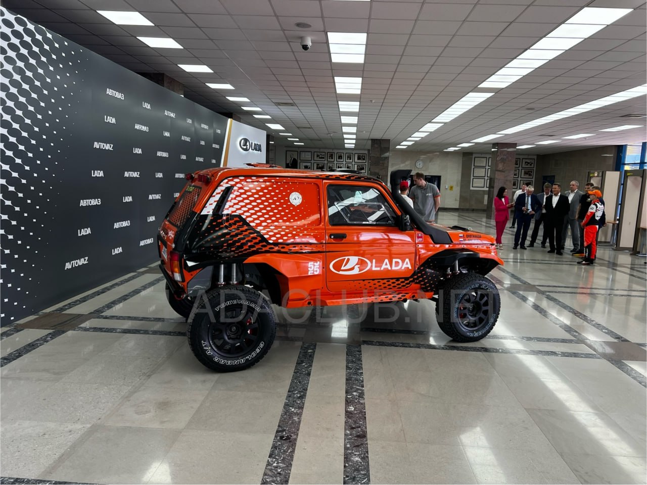Лада Спорт построила новый болид Lada Niva для ралли Шелковый путь, сообщает Lada Club. В машине используется 280-сильный двигатель, усиленное шасси со спаренными амортизаторами, облегченный кузов, новая коробка передач и дисковые тормоза на всех колесах.