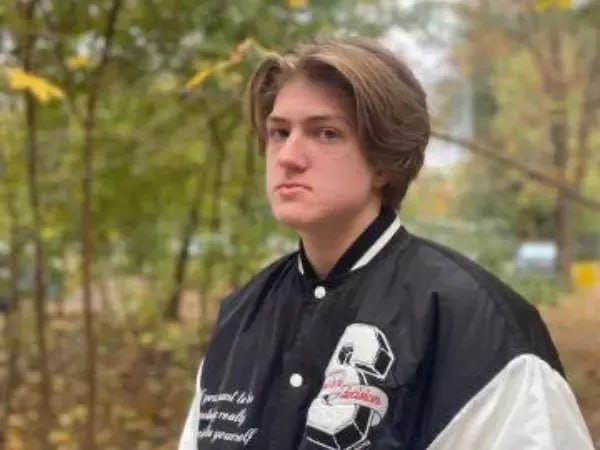 К поискам пропавшего подростка в Ростове подключились волонтеры С 30 октября неизвестно местонахождение Ивана Улусьяна В тот день подросток ушел из дома в неизвестном направлении Родители обратились в полицию когда Иван перестал выходить на связь Позже подключились добровольцы Кроме того на помощь позвали автомобилистов Нужны записи с видеорегистраторов Просьба для всех водителей кто проезжал 30 октября по западному мосту просмотреть записи с видеорегистраторов или предоставить нам файлы для просмотра добровольцам Если ваш видеорегистратор зафиксировал передвижение пропавшего сообщите информацию на номер круглосуточной горячей линии звонок бесплатный 8 800 700 54 52 Подписаться на Новости Ростова Прислать новость Мы в Max rostovnews61