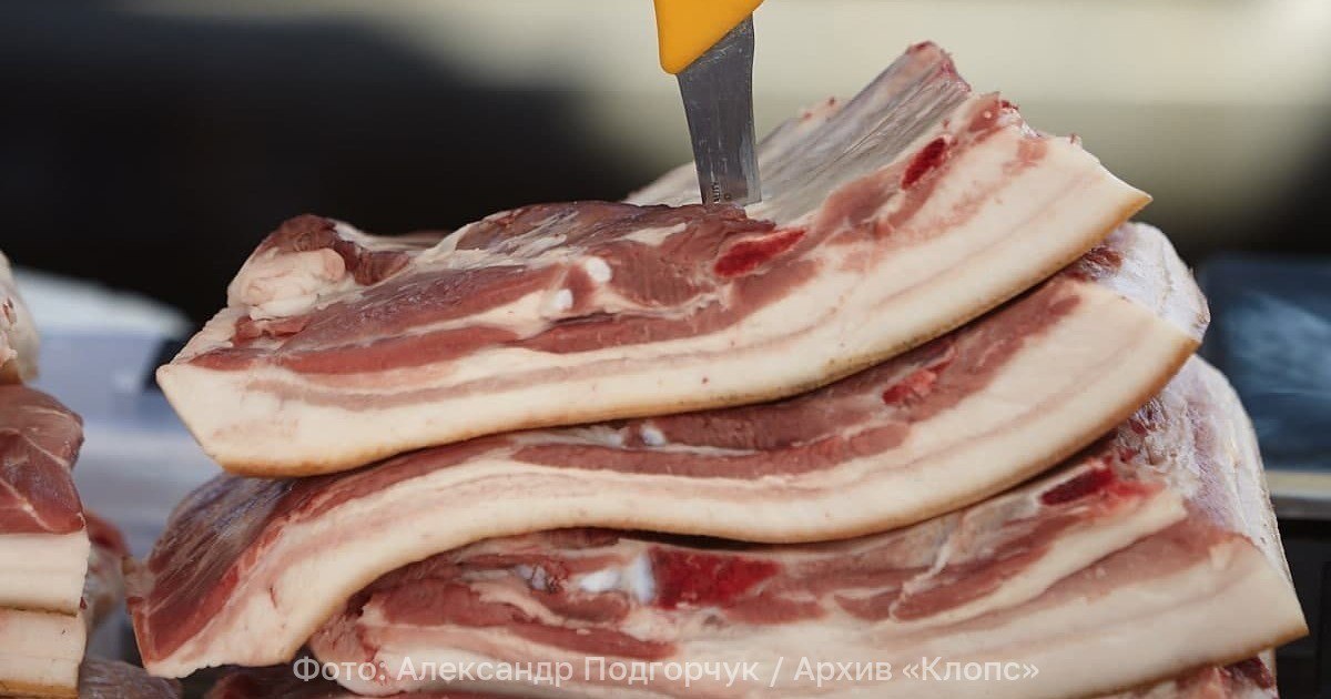 Сало мясом не испортишь в России грудинка и другие виды свинины подешевели на 25 30 В России закупочная цена килограмма свинины в конце января 2026 года упала до 104 рублей Обвал цен связан с перепроизводством Заметнее всего за год подешевела грудинка на 30 до 192 рублей за 1 кг Лопатка потеряла 26 до 185 руб за 1 кг Исключением стал только карбонад сейчас в опте он стоит 335 рублей за 1 кг на 18 больше в январе 2025 го Подробнее читайте на Клопс klops ru other 2026 02 02 377156 salo myasom ne isportish v rossii grudinka i drugie vidy svininy podesheveli na 25 30 utm source telegram