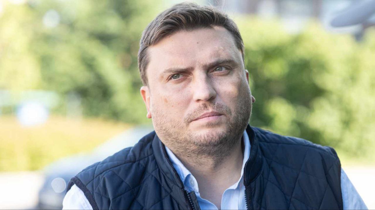 Капитан судна Eagle S и два штурмана предстанут перед судом в Хельсинки по обвинению в умышленных повреждениях подводных кабелей В Хельсинкском окружном суде в понедельник начался необычный судебный процесс против капитана грузового судна Eagle S Давита Вадачкория и двух его штурманов Их обвиняют в тяжком повреждении имущества и серьезном нарушении телекоммуникаций Обвинения и детали дела По версии обвинения в день Рождества прошлого года экипаж Eagle S намеренно повредил пять подводных кабелей в Финском заливе волоча по дну якорь судна на протяжении около 90 километров Ущерб от повреждений оценивается примерно в 60 миллионов евро Суд также рассматривает второстепенные обвинения умышленное причинение ущерба и создание общественной опасности Капитан и оба штурмана полностью отрицают вину По словам Давита Вадачкория инцидент был несчастным случаем а не преднамеренными действиями Это самое большое испытание в моей жизни Я готов к суду отметил он в интервью Yle Ограничения и жизнь в Финляндии На протяжении почти восьми месяцев капитан и его коллеги находились в Финляндии под запретом на выезд До марта они жили на борту Eagle S после чего их разместили в апарт отеле в Хельсинки Все трое получили право перемещаться только в пределах четырех городов Хельсинки Эспоо Вантаа и Порвоо Капитан рассказал что в это время активно готовился к процессу и занимался спортом Я также ходил в спортзал добавил он Расходы на проживание и содержание обвиняемых покрывал судовладелец Eagle S Сомнения в подсудности Помимо необычности самих обвинений интерес к процессу подогревает и тот факт что суду предстоит решить вопрос о своей юрисдикции Защита намерена доказать что Хельсинкский окружной суд не имеет права рассматривать это дело Судовладелец с самого начала расследования придерживается того же мнения fin rus Финляндия Helsinki EagleS DavitVadatchkoria Espoo Vantaa Porvoo