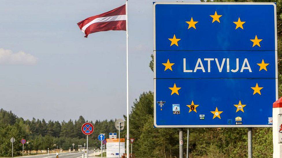 Власти Латвии намерены ввести запрет на пересечение границы для нерегулярных автобусных рейсов в Беларусь и Россию. Об этом сообщают латвийские СМИ.  Министерство транспорта Латвии представило для публичного обсуждения проект нормативного регулирования, который предусматривает введение ограничений на пересечение латвийско-белорусской и латвийско-российской границы автобусами.  Латвийский министр транспорта Атис Швинка сообщил, что статистика демонстрирует рост пассажиропотока в Беларусь и Россию. По мнению властей Латвии, это создает дополнительные риски для безопасности границ ЕС.  Предполагается, что с 15 октября 2025 года Государственная пограничная охрана Латвии будет обязана не допускать выполнения международных нерегулярных пассажирских перевозок автобусами через латвийско-белорусскую и латвийско-российскую границу в пунктах пропуска «Патерниеки», «Гребнево» и «Терехово».  «В то же время будут сохранены минимальные и  регулируемые возможности перемещения пассажиров с использованием регулярных автобусных перевозок, которые организуются в соответствии с условиями двусторонних межправительственных соглашений и национальными нормативными актами Латвии», - отмечается в публикации.