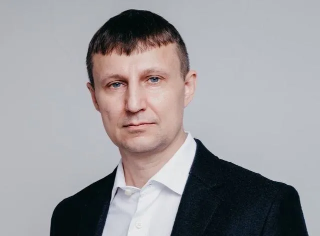 Глискову продлили домашний арест ещё на два месяца 13 мая истёк срок отведённый на дорасследование дела Глискова Однако по ходатайству следователя срок был продлён А сегодня продлили и арест Политик и его защита просили у суда отвод прокурора но суд не удовлетворил требования Мы заявили отвод всей транспортной прокуратуре мы считаем что они имеют личную заинтересованность в том чтобы незаконно преследовать Александра Александровича Нам отказали Но приобщили к делу доказательства опровергающие документы на которые ссылалось следствие Следствие представило допросы свидетелей которые давным давно не актуальны которые поменялись в суде и которые получили оценку в кассации сообщила Проспекту Мира адвокат Марина Васильева