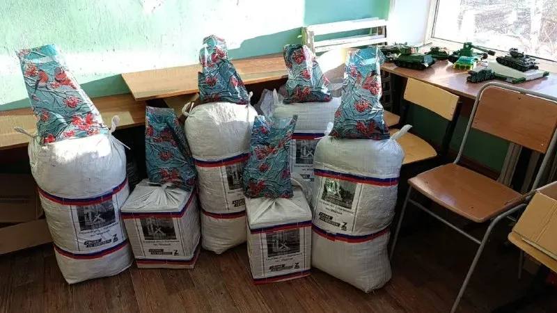 Открытки десятки пар носков и сладости посылки на фронт к Новому году собрали амурчане В сборе подарков участвовали жители разных муниципалитетов Шерстяные носки и талисманы чебурашки связанные заботливыми руками пенсионерок из Благовещенска мясные консервы и сгущенное молоко чай печенье и конфеты приобретенные неравнодушными воспитанниками городской прогимназии и студентами политехнического колледжа паракордовые браслеты и сухие души изготовленные на мастер классах Молодой Гвардии Единой России к Новому году получат участники специальной военной операции из Приамурья В рамках первого этапа акции Тепло для Героя которую активисты организуют третий год подряд удалось сформировать порядка 45 посылок За прошлую зиму я связала 52 пары носочков И меня греет мысль о том что 52 человека 52 воина уже надели мои изделия и сходили в них на задание или на отдыхе надели погрелись Этой зимой тоже буду вязать Пускай каждая ниточка каждая петелька приносит добро тепло нашим бойцам пускай они чувствуют нашу заботу поделилась участница благотворительного мероприятия благовещенка Татьяна Попова Традиционно география акции вышла далеко за пределы Благовещенска Мазановские школьники из села Таскино вместе с родителями собрали для военнослужащих домашние заготовки варенья и соления Ребята из Константиновского социального центра Росток получив по два новогодних подарка решили поделиться одним из них с защитниками Родины А жители поселка Широкий передали бойцам маскировочные сети и нарисованные детьми открытки Мы благодарим всех кто откликнулся на наш призыв всех кто приходил в Штаб общественной поддержки партии вязать теплые вещи для солдат кто приносил продукты и медикаменты в местные общественные приемные Посылки вместе с партнерами отправляем абсолютно на все направления где наши земляки выполняют боевые задачи 155 ая и 38 ая бригады подарки к празднику уже получили Забота о каждом и особенно о тех кто борется за мир и безопасность наша важнейшая задача сейчас отметил секретарь Амурского отделения Единой России депутат Государственной думы Вячеслав Логинов Информация и фото amur er ru ТЕЛЕПОРТ РФ здесь все об Амурской области  Мы в МАХ  Написать нам