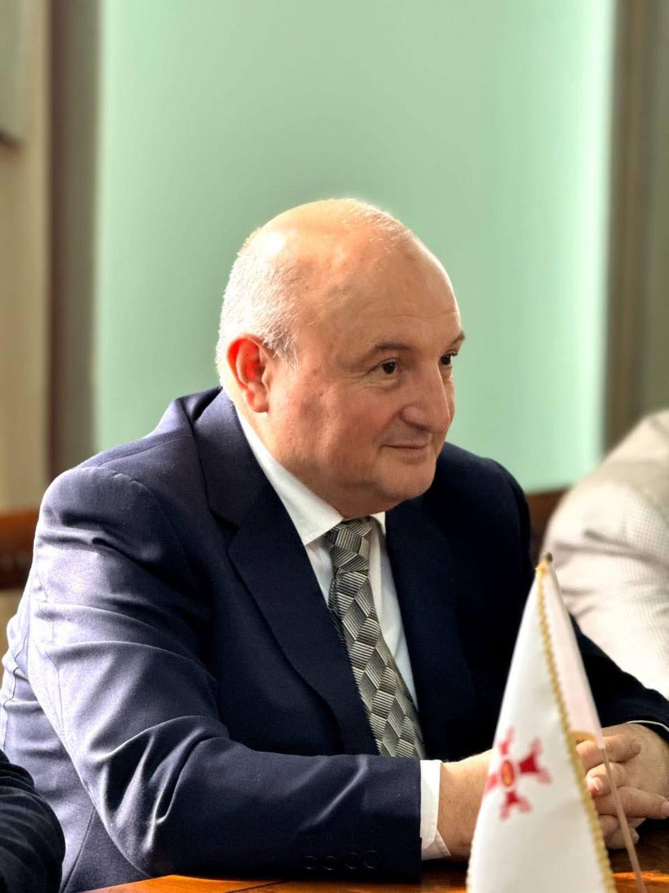 Мэр Гюмри перевезен в медцентр Сурб Григор Лусаворич Сегодня около 16 00 резко ухудшилось состояние здоровья мэра Гюмри Вардана Гукасяна находящегося в ереванском уголовно исполнительном учреждении Кентрон Персонал учреждения незамедлительно вызвал скорую медицинскую помощь и Вардан Гукасян был перевезен в медицинский центр Сурб Григор Лусаворич alphanewsam Подписка на Alpha News ВК Дзен Сайт TikTok Facebook Instagram YouTube X twitter