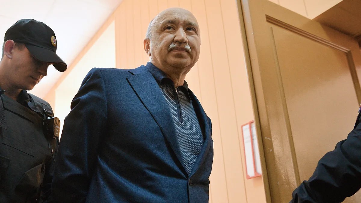 Бывшего ректора КФУ Ильшата Гафурова приговорили к 22 годам колонии Гафуров был признан виновным в подстрекательстве к убийству елабужского депутата Айдара Исрафилова. Убийство произошло в 1999 году, когда Ильшат Гафуров был главой Елабуги. Экс-ректор КФУ также должен выплатить 60 млн руб. вдове и детям Исрафилова. Фото: Коммерсантъ / Антон Новодерёжкин