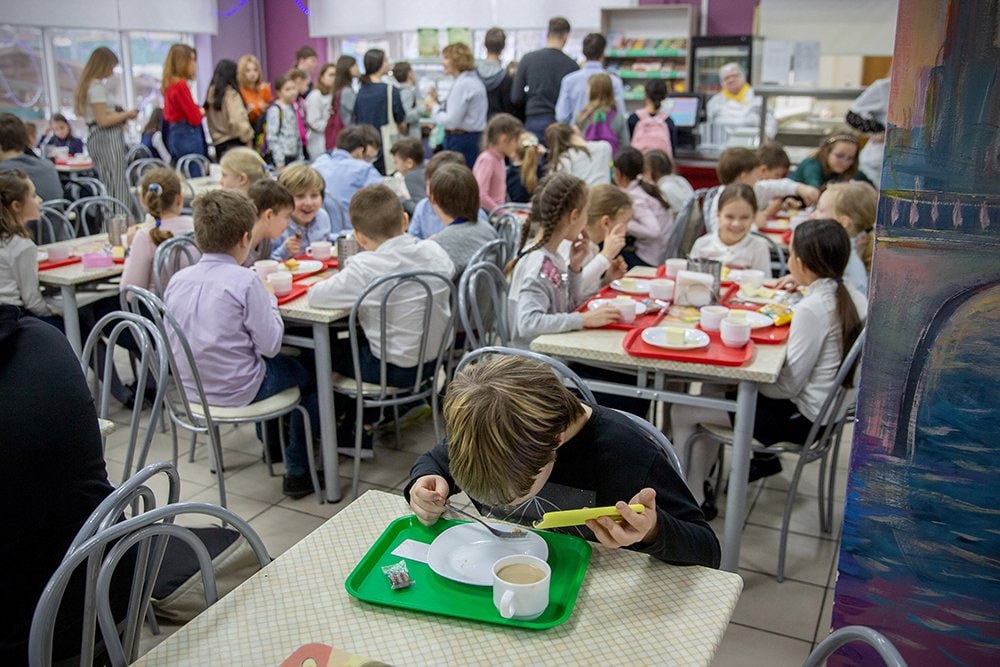 В Совфеде предложили кормить детей в школах и детсадах фермерскими продуктами Привлечение фермерских хозяйств к закупкам для социальных организаций в том числе для школ и детских садов упрощает для предпринимателей выход на рынок сбыта расширяет их возможности оказывает положительное влияние на поддержку и развитие местной экономики рассказал сенатор Вячеслав Тимченко Напомним программа Школьное молоко действует с весны 2005 года и уже охватила 49 регионов Благодаря ей ежедневно покрывается до 89 среднесуточной потребности ребенка в молоке и молочных продуктах Но доступ малого бизнеса на рынок социального питания ограничен посетовал Тимченко Подписаться на Российскую газету в Читать нас в MAX