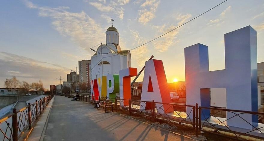 Финальный этап выборов мэра Кургана снова перенесли. Ожидалось, что 9 апреля город, наконец, получит мэра, однако голосование перенесли на неделю. Теперь власти заявляют, что имя нового градоначальника станет известно 16 апреля. Претенденты прошли индивидуальные собеседования, но до сих пор не известно, кто из них станет кандидатом для участия в голосовании.   Напомним, что ко второму этапу были допущены все, кто подал заявки на участие. Это врио главы города Антон Науменко, оппозиционер Яков Сидоров, пенсионер Олег Смирнов, экс-силовик Николай Кондратьев, депутат Антон Рудаков, активист Виктор Князев, юрист Павел Котюсов и свердловский политик Владимир Герасименко. Еще один кандидат, студент Егор Ситников, свою кандидатуру отозвал.