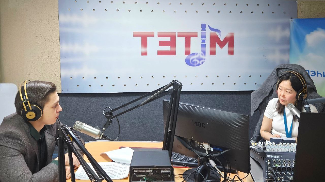 Сегодня руководитель Департамента энергетики оперативного контроля и капитального ремонта многоквартирных домов Министерства ЖКХ и энергетики РС Я Сергей Иванов стал гостем прямого эфира в программе Бастакы ыалдьыт на радио Тэтим В прямом эфире обсуждалось развитие энергетики в труднодоступных и отдаленных районах Якутии Было отмечено что для этого в отдалённых посёлках ведется строительство автоматизированных гибридных энергокомплексов АГЭК включающий в себя высокоэффективную дизельную электростанцию солнечную электростанцию и систему накопления энергии объединенные единой автоматизированной системой управления Сергей Иванов сообщил что начиная с 2021 года в арктических районах введены в эксплуатацию 14 АГЭК суммарной мощностью 13 7 МВт из них солнечных электростанций СЭС 4 1 МВт В том числе в 2025 году запущен первый этап АГЭК в пгт Сангар а также введен мобильный автоматизированный энергокомплекс в пгт Черский Использование солнечных электростанций и высокоэкономичных дизель генераторов позволило только за 2024 год сэкономить 1650 тонн дизельного топлива Кроме того обсуждались стратегические планы ввод второй очереди АГЭК в пгт Сангар атомной станции малой мощности в Усть Куйге Усть Янского района и в с Куйдусун Оймяконского района Всего в Якутии планируется модернизовать 73 дизельных электростанций с использованием возобновляемых источников энергии